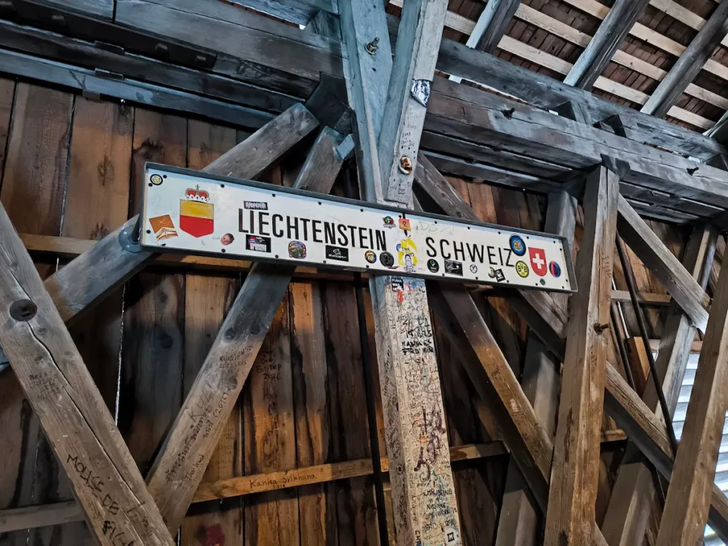 Frontera entre Liechtenstein y Suiza dentro del propio puente de Vaduz