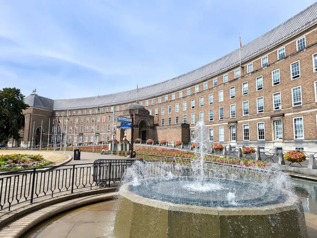 Ayuntamiento de Bristol junto a la Catedral, una de las zonas que ver en la ciudad