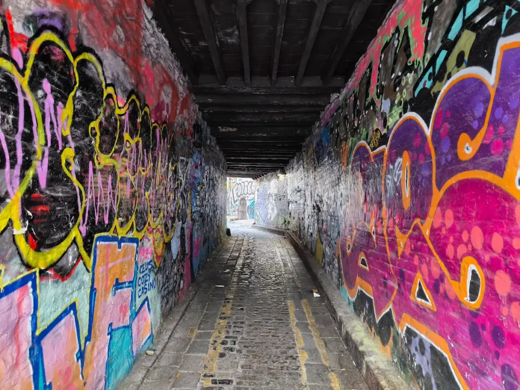 Entrada del Leonard Ln en Bristol, un callejón lleno de grafitis
