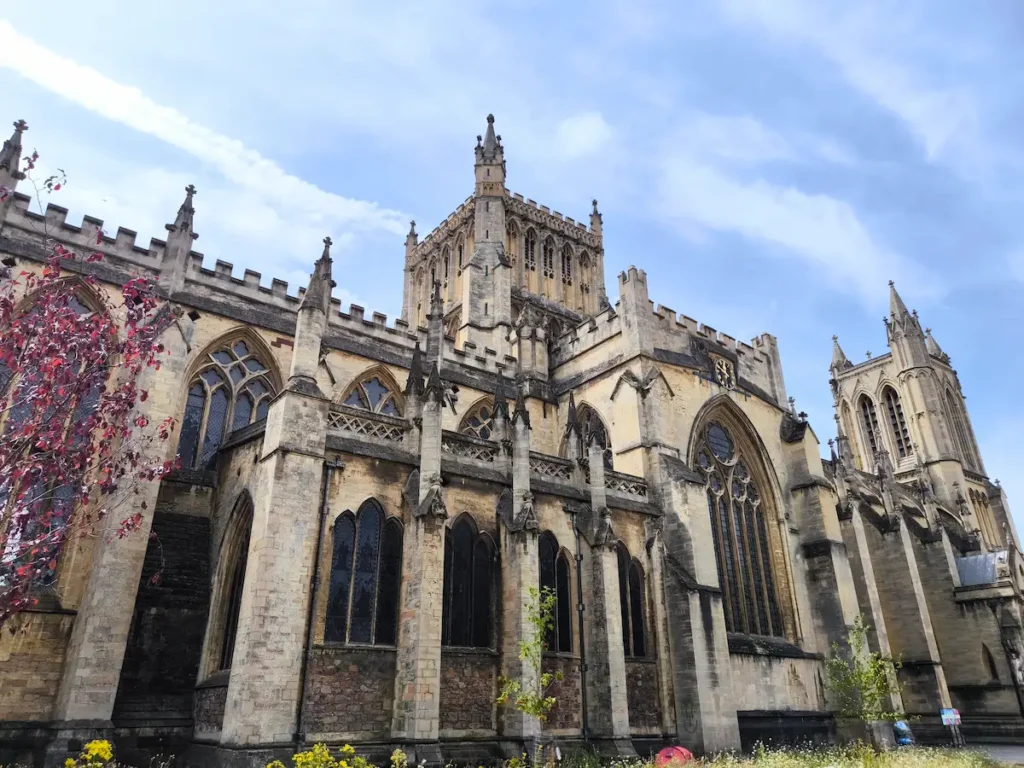 Catedral de Bristol desde un lateral, imprescindible que ver en 1 día en la ciudad de Inglaterra