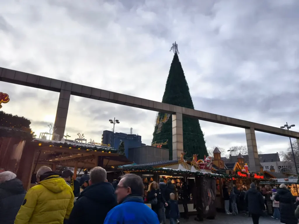 Árbol de navidad en la Hansaplatz de Dortmund, uno de los más grandes del mundo