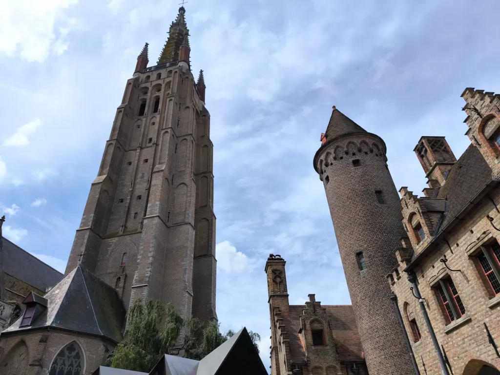 Iglesia de Nuestra Señora de Brujas, uno de los imprescindibles de la ruta de 1 día por la ciudad belga