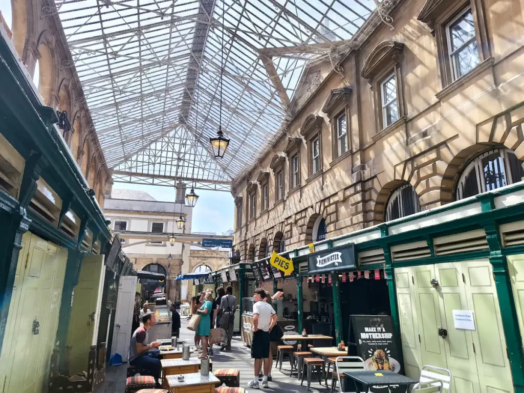 Mercado de San Nicolás, una de las cosas que ver en Bristol para comprar, comer o tomar algo
