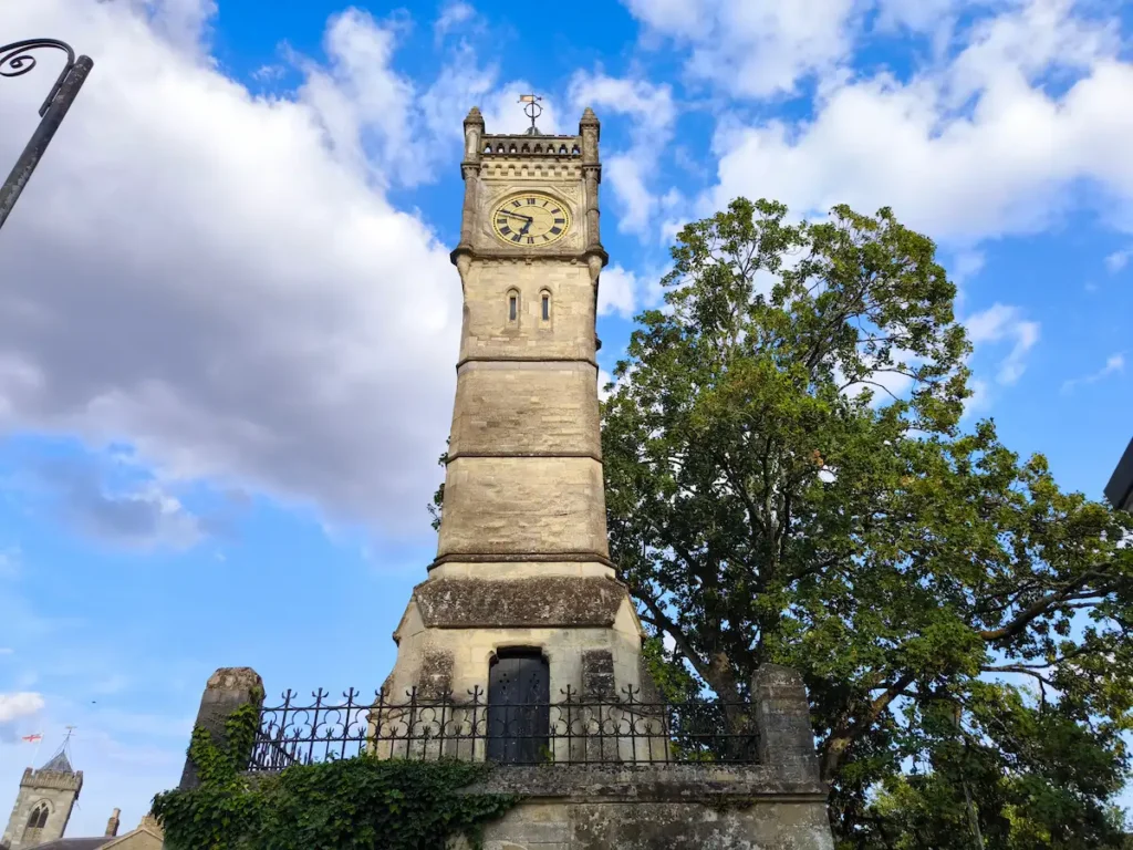 Salisbury Clock Tower, uno de los monumentos que ver en un recorrido de una ruta a pie por la ciudad de Inglaterra