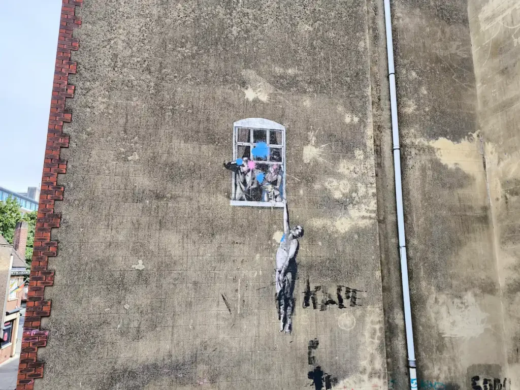 Well Hung Lover de Banksy, una de sus obras más icónicas en las calles de Bristol