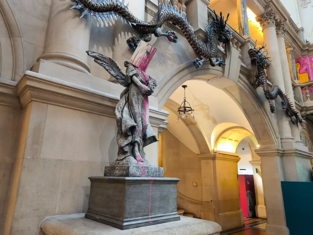 Ángel de Banksy dentro del Bristol Museum & Art Gallery, en la ciudad inglesa