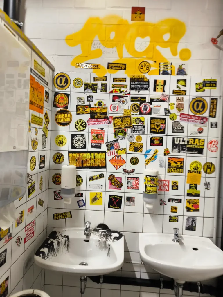Baños de la grada del Muro Amarillo en el Signal Iduna Park