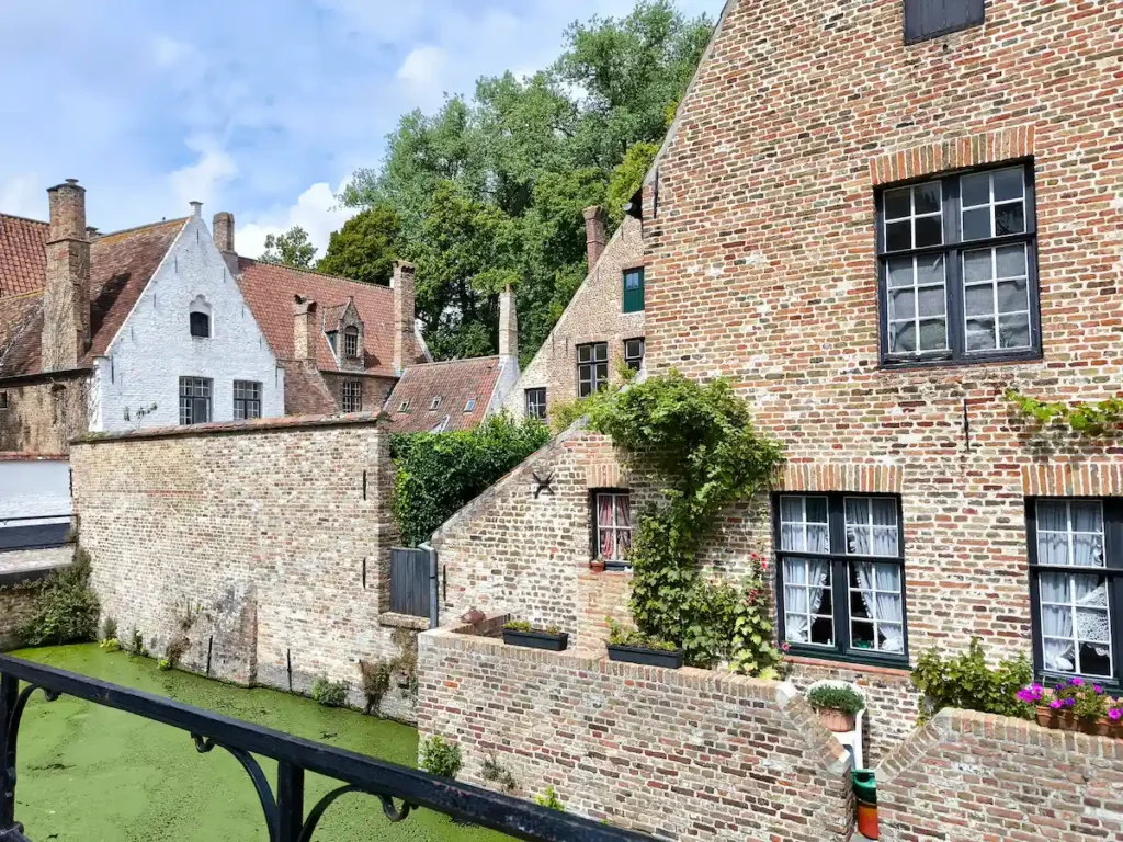 Beguinaje de Brujas en Bélgica, uno de los imprescindibles de la ciudad