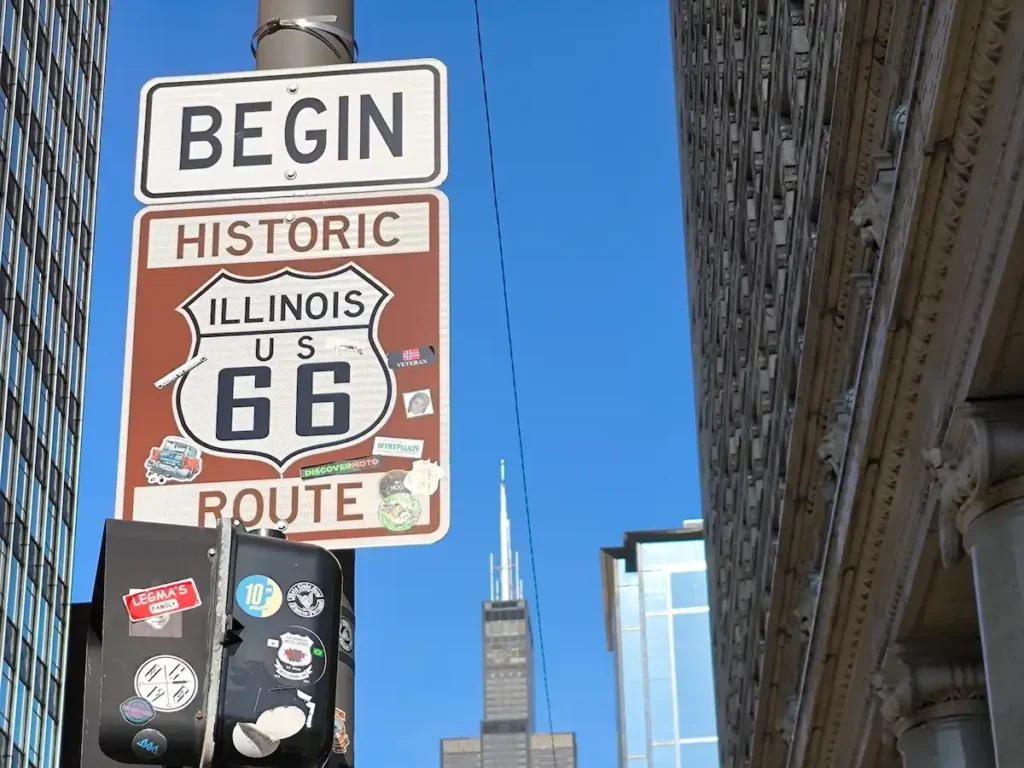 Cartel de inicio de la Ruta 66 en Chicago, la cual llega hasta Santa Mónica cruzando Estados Unidos