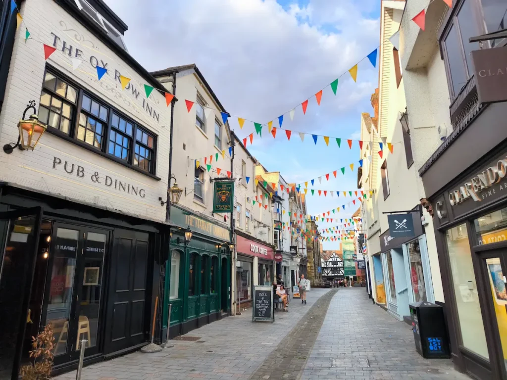 Butcher Row en Salisbury, una de las calles más animadas que ver en la ciudad de Inglaterra