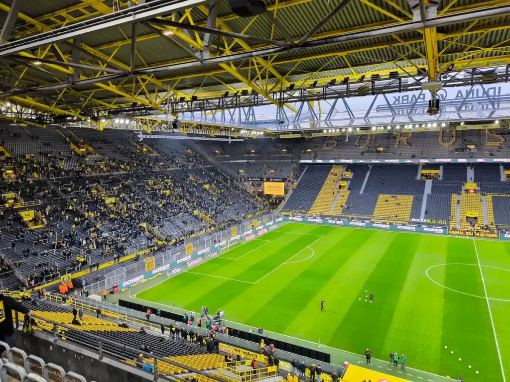 Signal Iduna Park antes del comienzo de un partido en Dortmund para ver al Borussia en Alemania