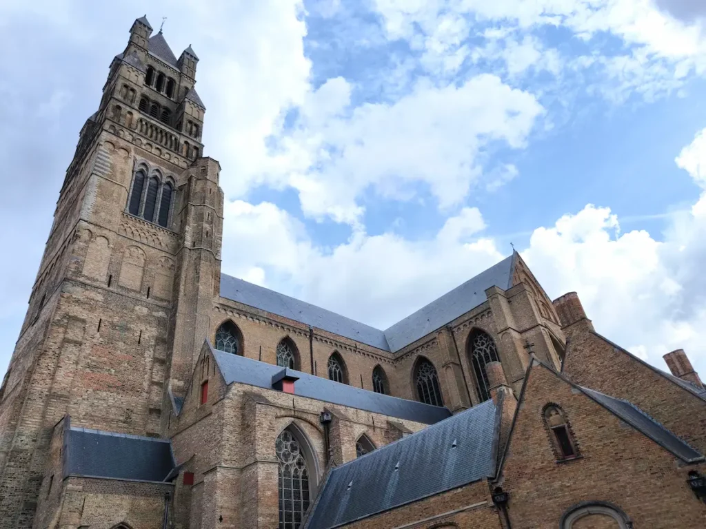 Catedral San Salvador en Brujas, uno de los lugares imprescindibles que esconde tesoros flamencos en su interior