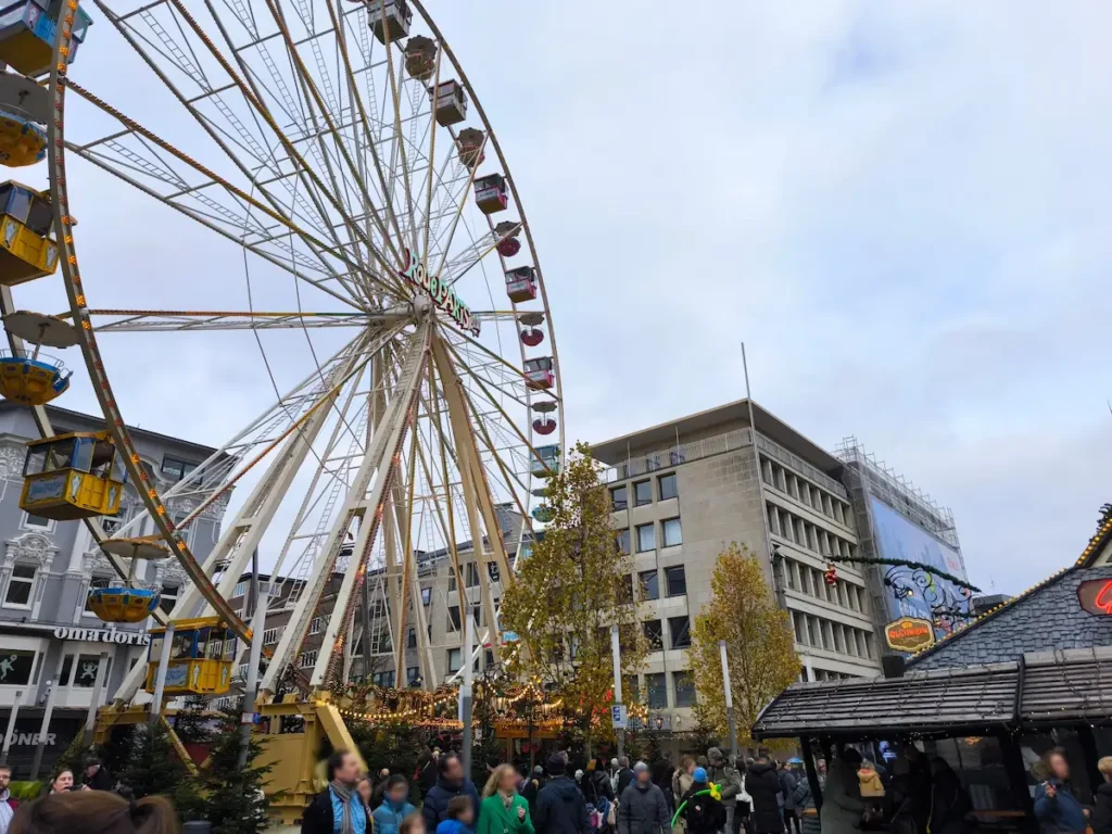Noria en el mercadillo navideño de Dortmund en la Plaza von Leeds