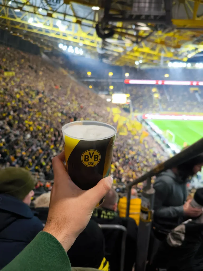 Cerveza durante el partido en el Signal Iduna Park viendo un partido del Borussia Dortmund