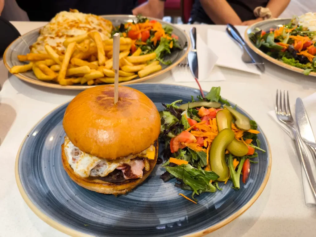 Hamburguesa en el Charlie's Cafe de Salisbury, uno de los lugares donde tomar algo
