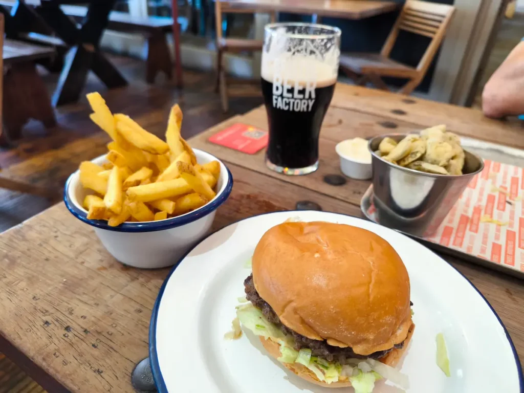 Hamburguesa y cerveza de Bristol en el Three Brother Burgers, uno de los lugares donde comer