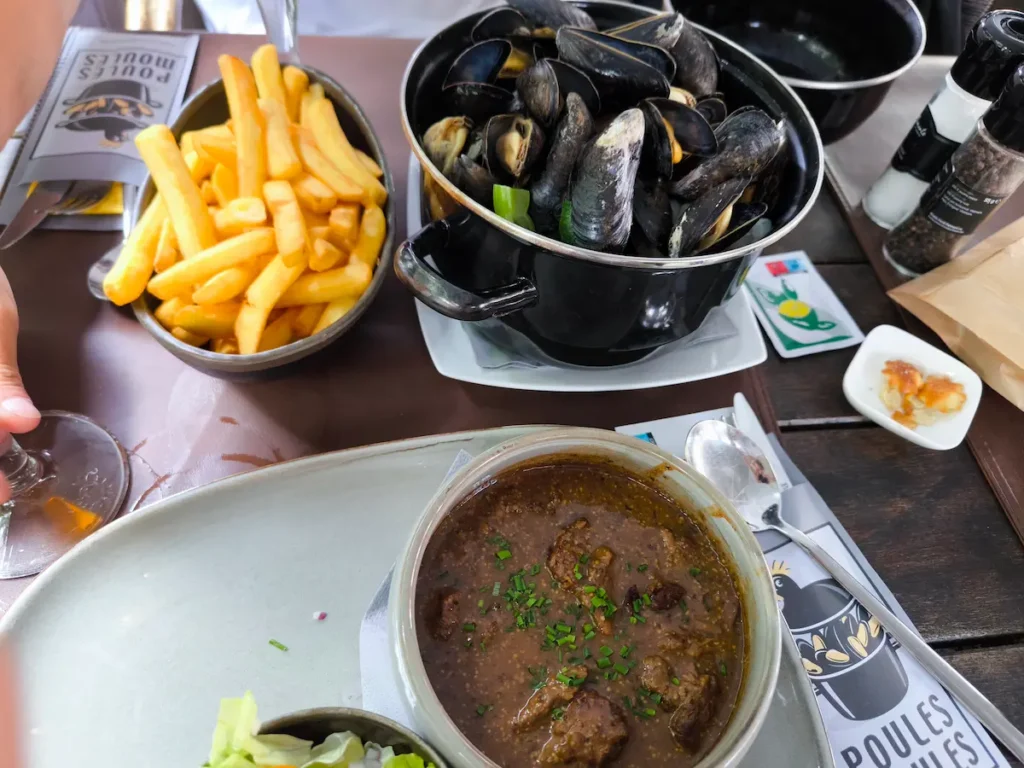 Mejillones con patatas fritas en Poules Moules, la mejor comida de Brujas