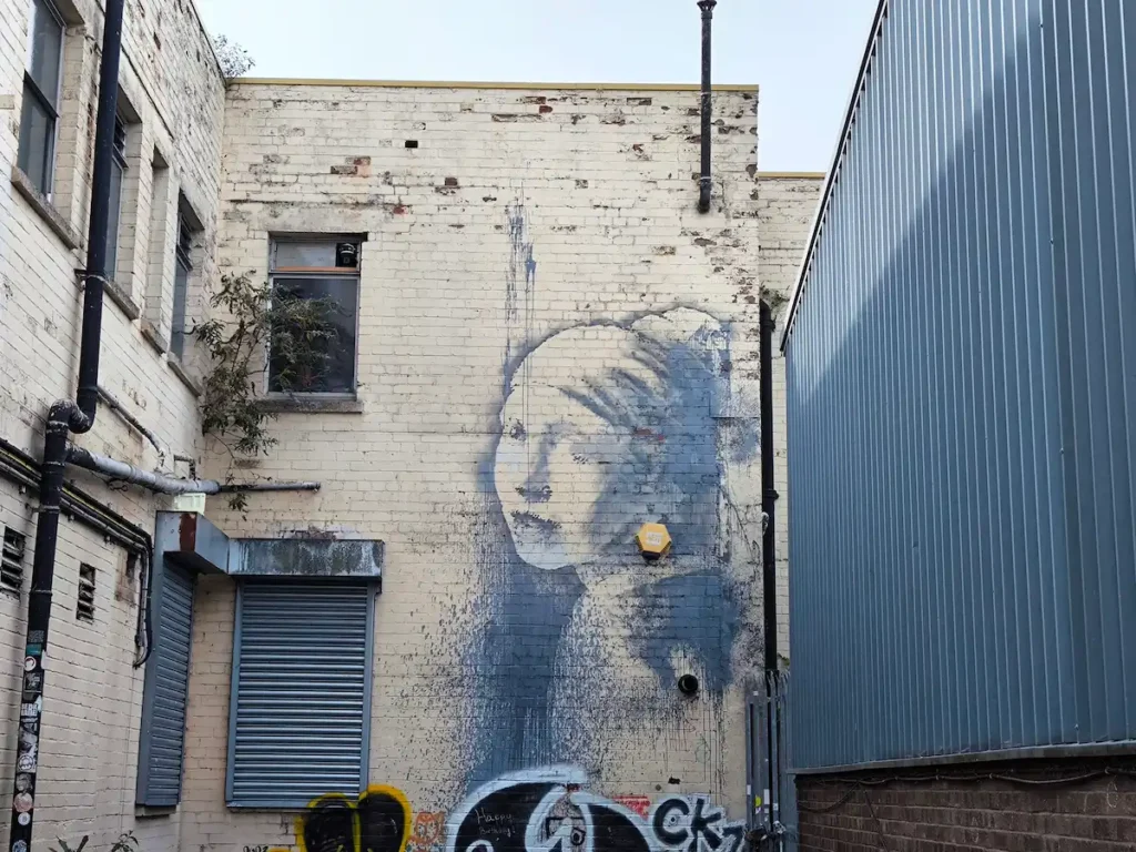 The Girl with the Pierced Eardrum, obra de Banksy en Spike Island