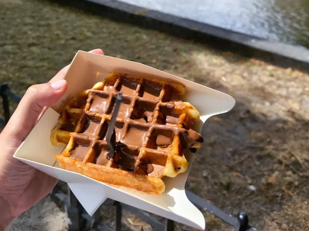 Comer un gofre en Brujas, una de las mejores cosas que hacer en la ciudad flamenca