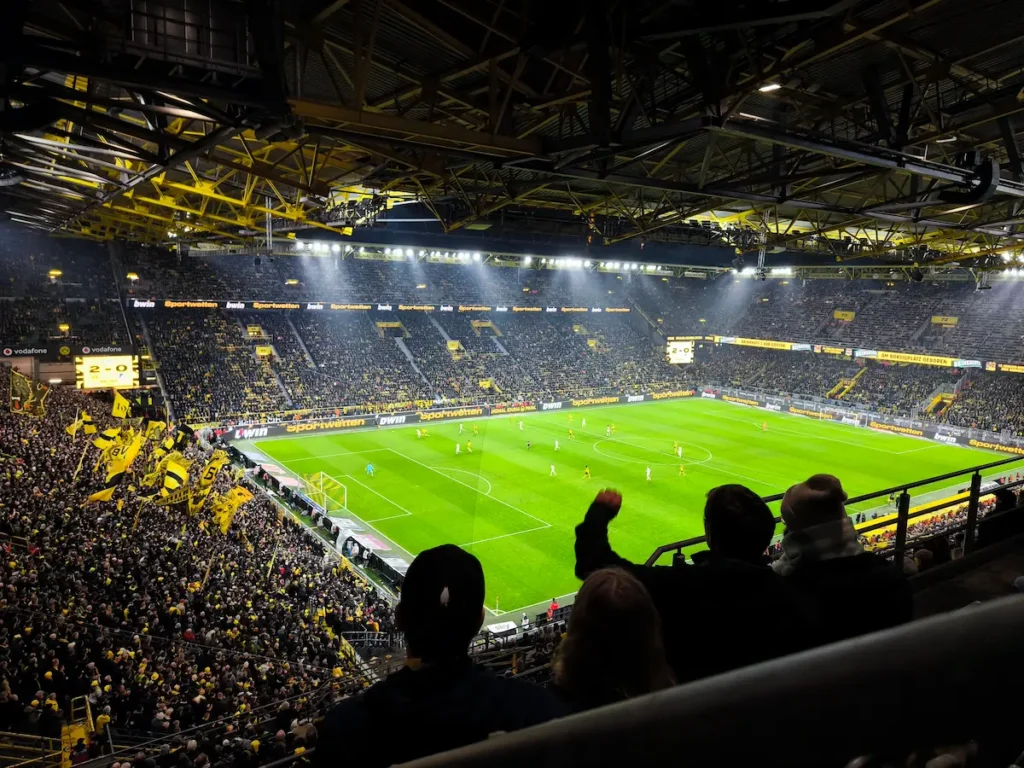 Foto con un partido en juego en el Signal Iduna Park. En esta guía completa encontrarás cómo ir a ver al Borussia Dortmund al Westfalenstadion.