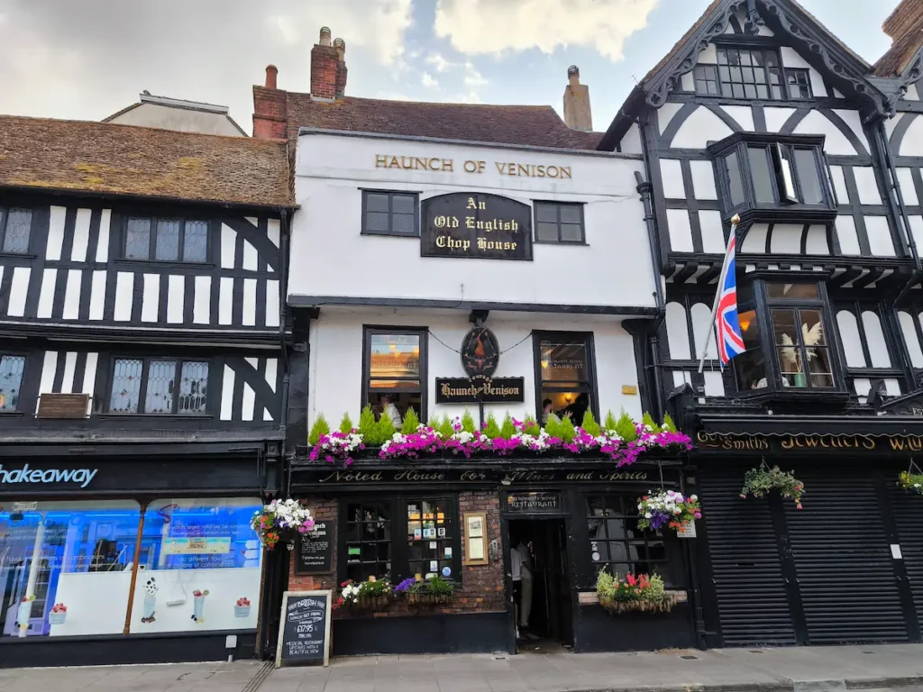 Exterior del Haunch of Venison, uno de los pubs donde comer en Salisbury