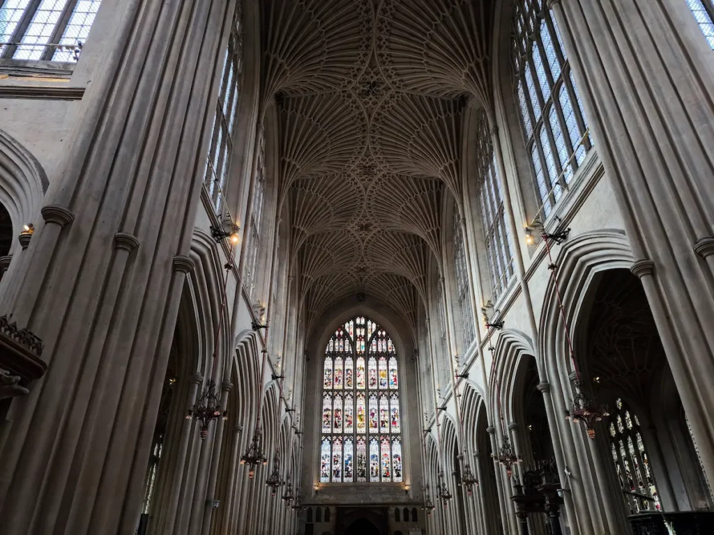 Interior de la Bath Abbey (Abadía de Bath) en Inglaterra