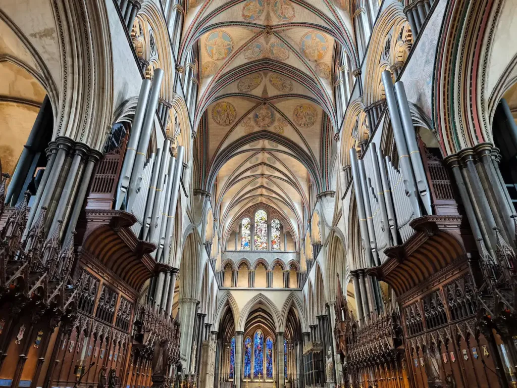 Interior de la Catedral de Salisbury, una de las cosas imprescindibles que ver en Inglaterra