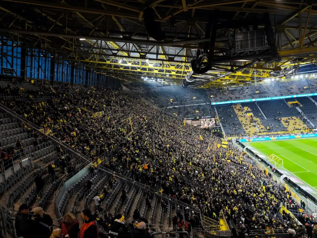 Muro Amarillo lleno desde antes del partido en la previa del Signal Iduna Park antes de un partido del Borussia Dortmund
