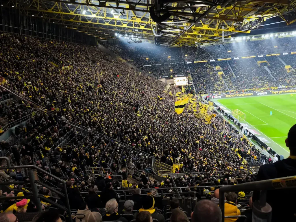 Vistas del Muro Amarillo desde la Tribüne Sudöst en el Signal Iduna Park viendo un partido del Borussia Dortmund
