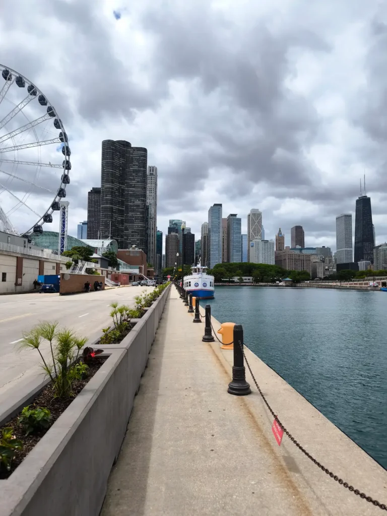 Vistas de Chicago desde el Navy Pier con la Centennial Wheel a un lado