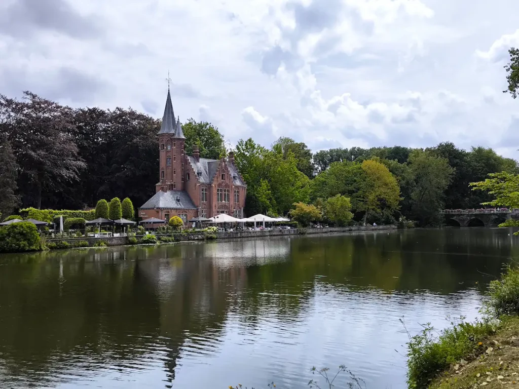 Parque Minnewater en Brujas, uno de los lugares imprescindibles que ver en la ciudad flamenca