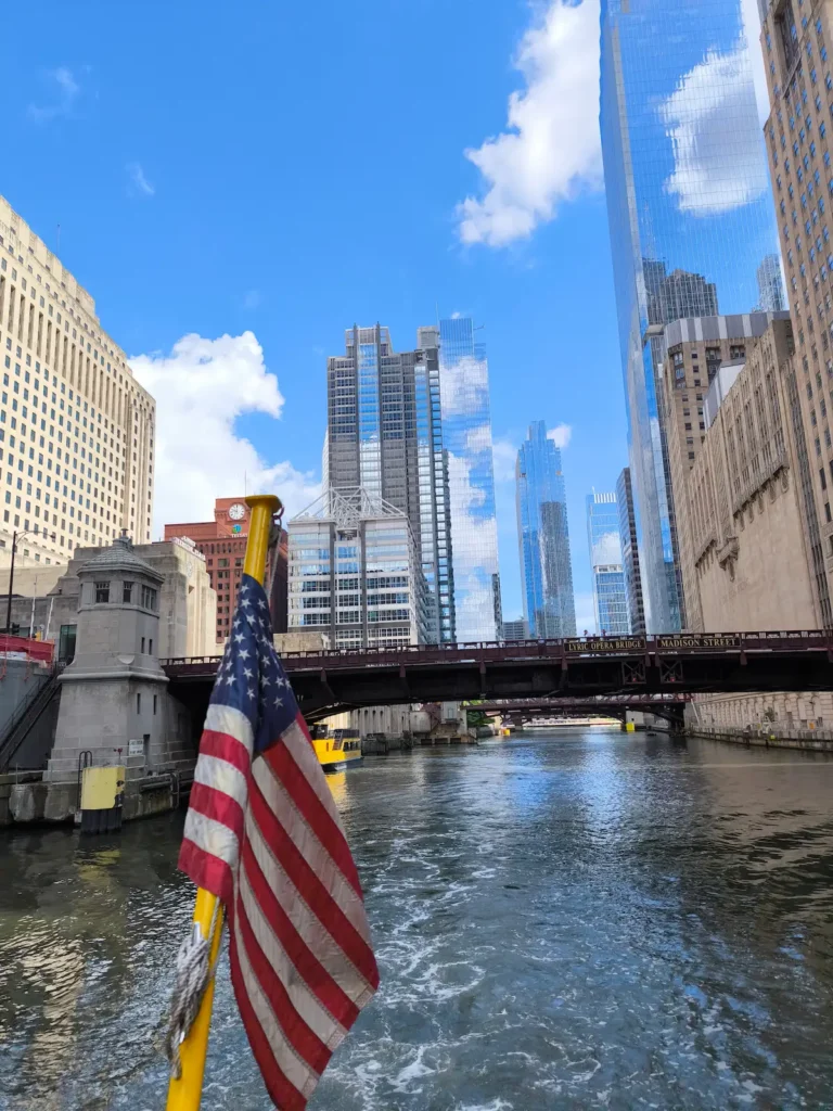 Paseo en barco por el río Chicago, un imprescindible de la ciudad de Illinois