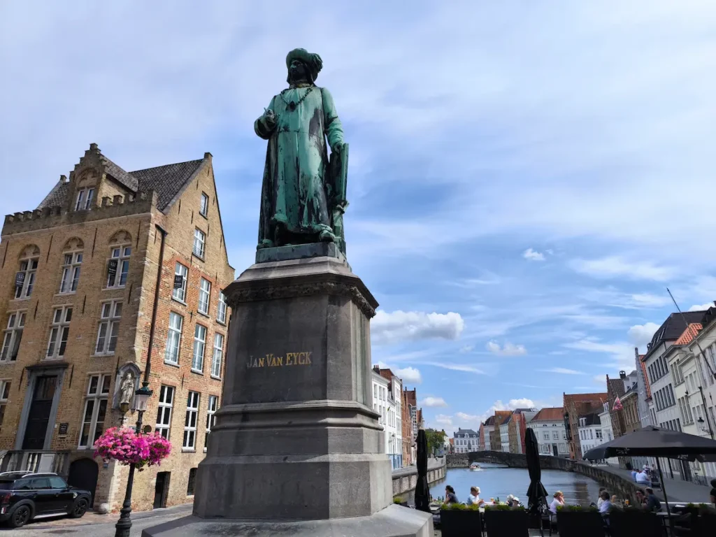 Plaza Jan van Eyck en Brujas, uno de los imprescindibles que ver en la ciudad de Bélgica