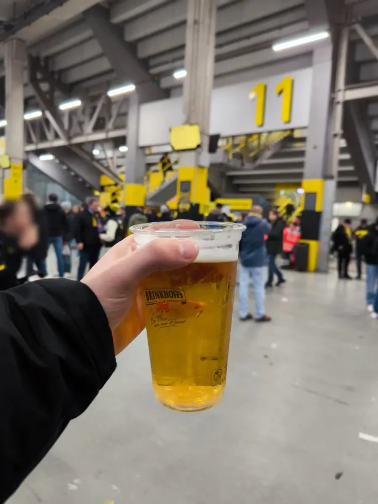 Previa dentro del estadio, cerveza en el Signal Iduna Park para ver al Borussia en Dortmund