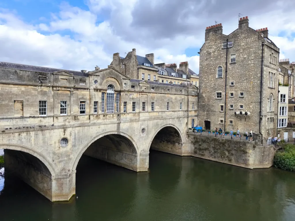 Puente Pulteney Bridge en Bath, uno de los imprescindibles que ver en la ciudad inglesa