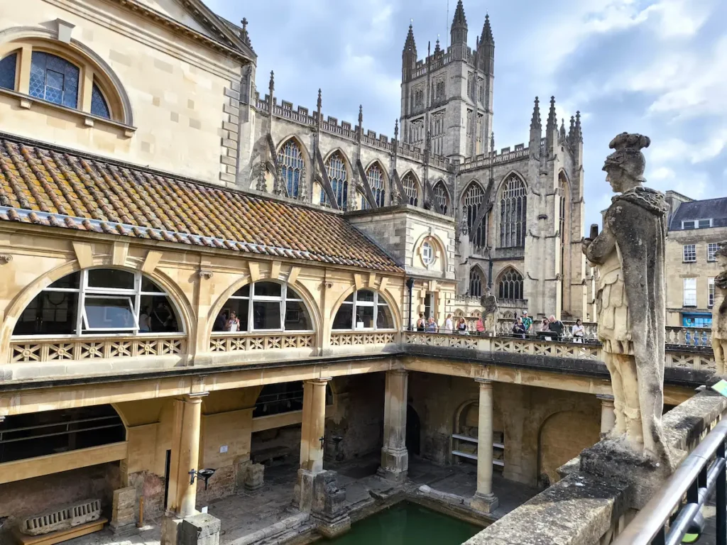 Qué ver en Bath, Inglaterra, en un día. La foto hecha desde las termas romanas de Bath enfocan al fondo la Abadía de Bath (Bath Abbey)
