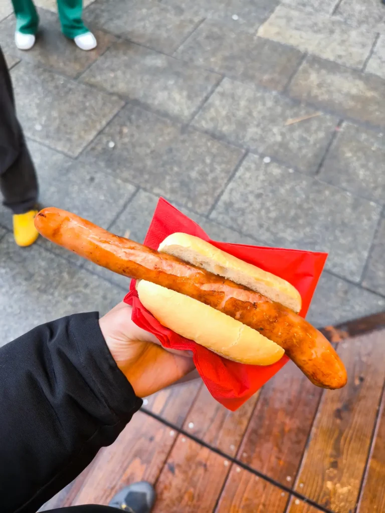 Salchicha alemana en un mercadillo navideño de Dortmund