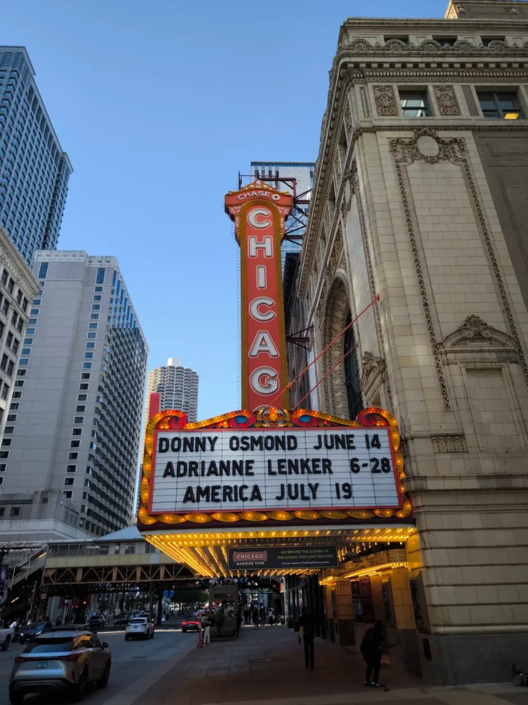 Letrero del Chicago Theatre en Illinois, una de las mejores fotos que tomar en la ciudad del viento de Estados Unidos