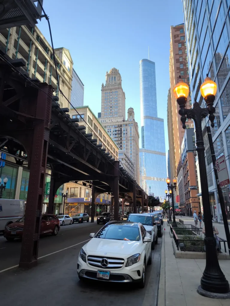 Vías del tren elevado (The L) en Chicago, uno de los imprescindibles que ver en The Loop