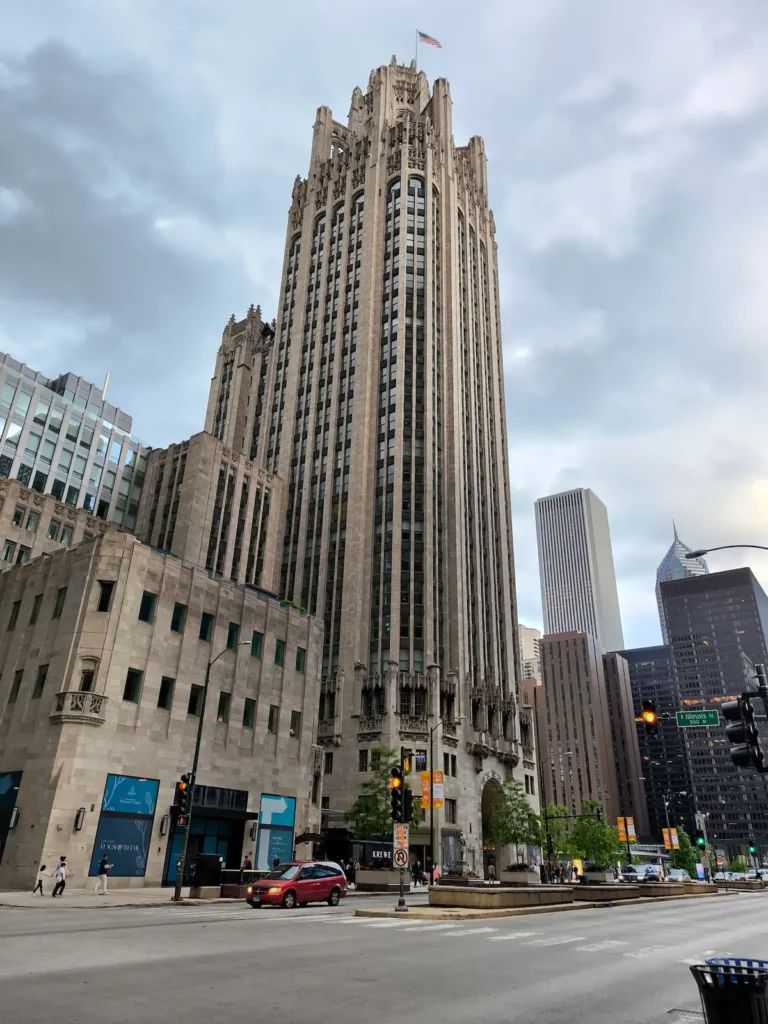 Rascacielos de estilo neogótico Tribune Tower, decorado con piedras de monumentos de todo el mundo en la Magnificent Mile de Chicago