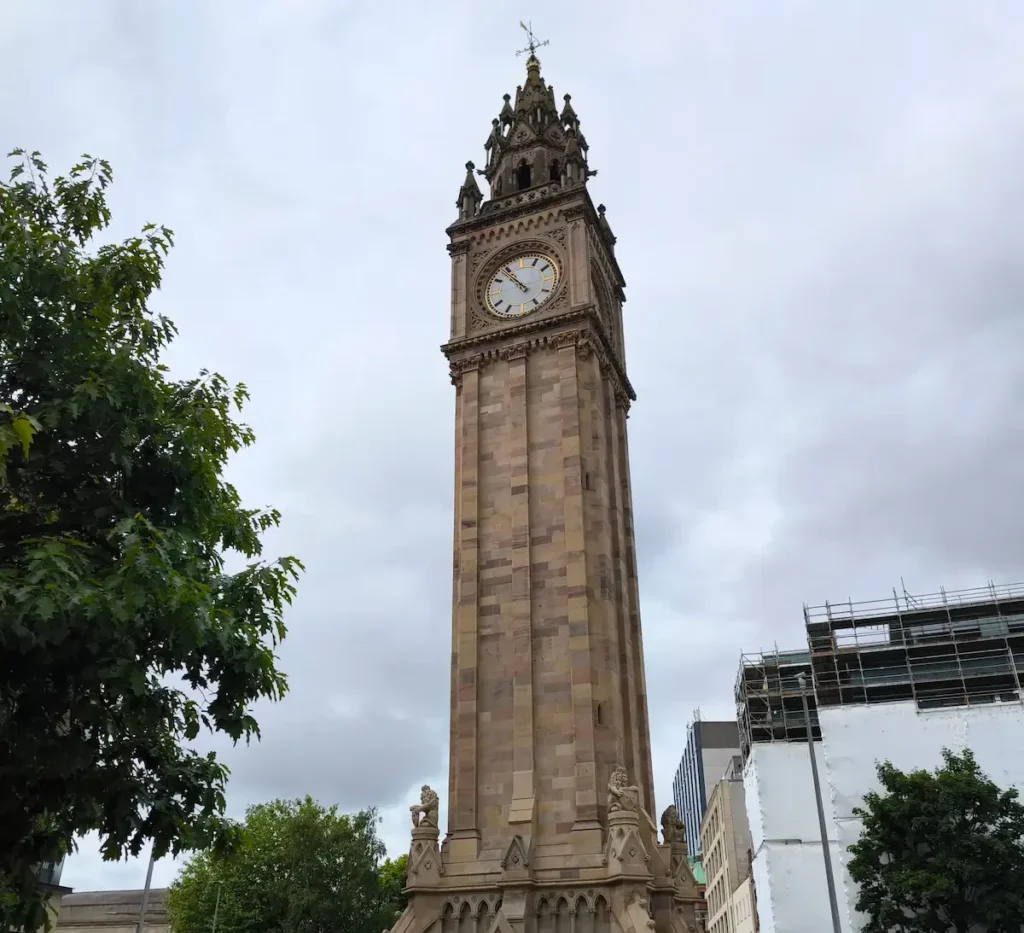 Albert Memorial Clock en Belfast, uno de los lugares que visitar en Irlanda del Norte