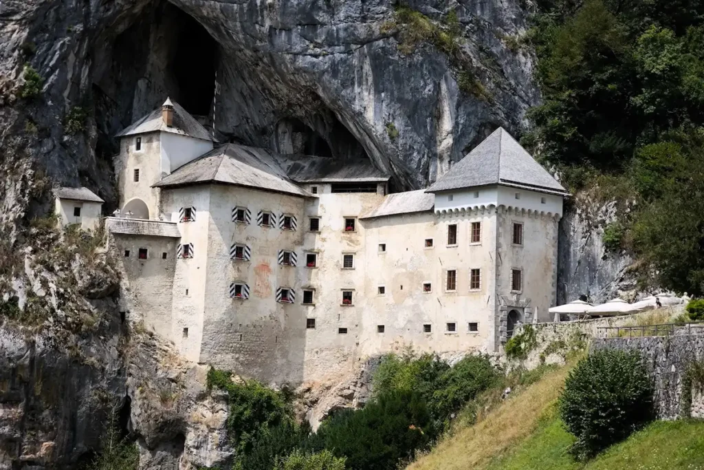 Castillo de Predjama en Eslovenia, uno de los lugares más bonitos del país