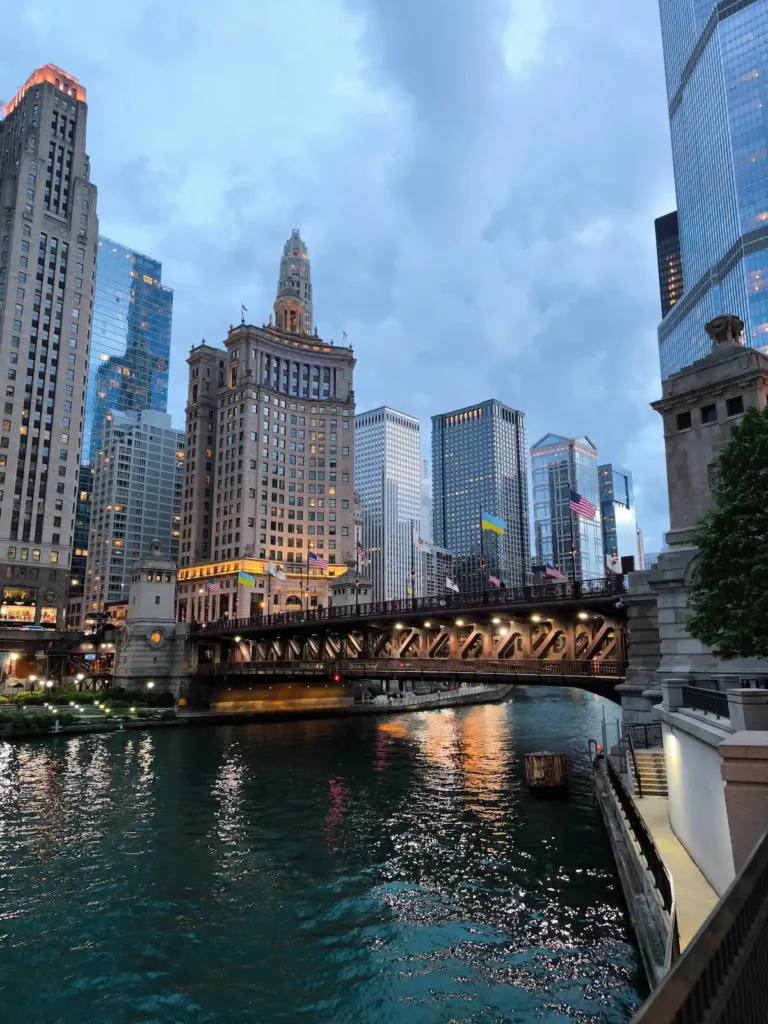 Chicago Riverwalk en la ciudad de Illinois, uno de los imprescindibles que ver y por donde pasear