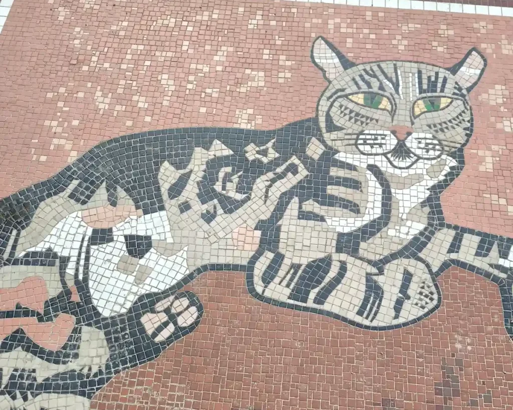Mosaico de uno de los nueve gatos en el Castillo de Belfast, en Irlanda del Norte