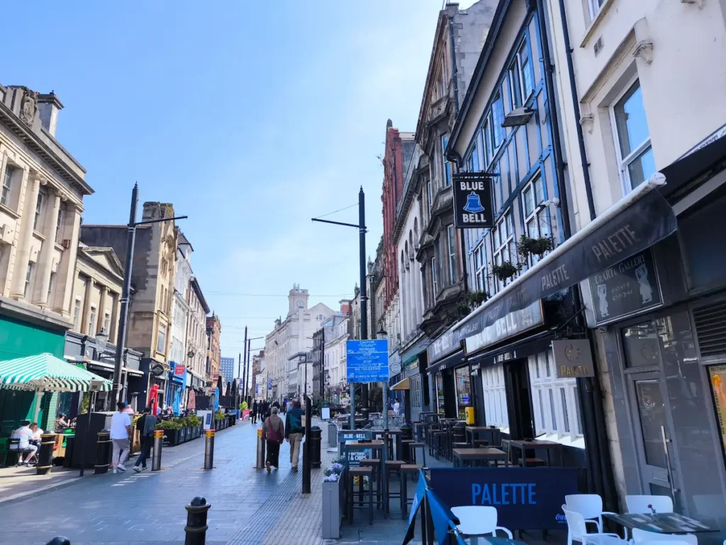 High Street en Cardiff, Gales, una de las calles más animadas que ver en 1 o 2 días en la capital
