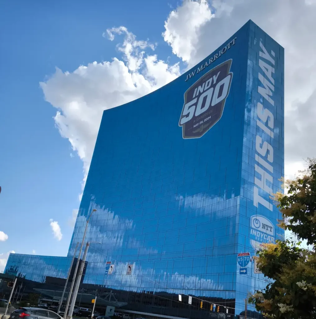 JW Marriott decorado de la Indy 500 junto al canal central de Indianápolis en Estados Unidos