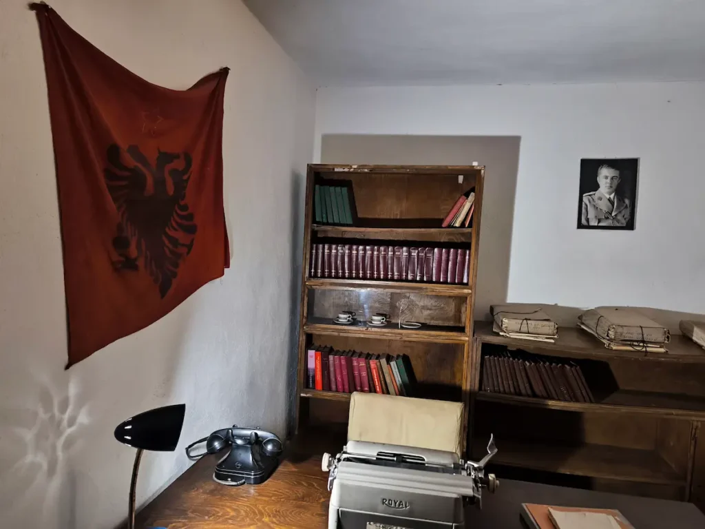 Interior del Bunk'Art 2 en Tirana, Albania