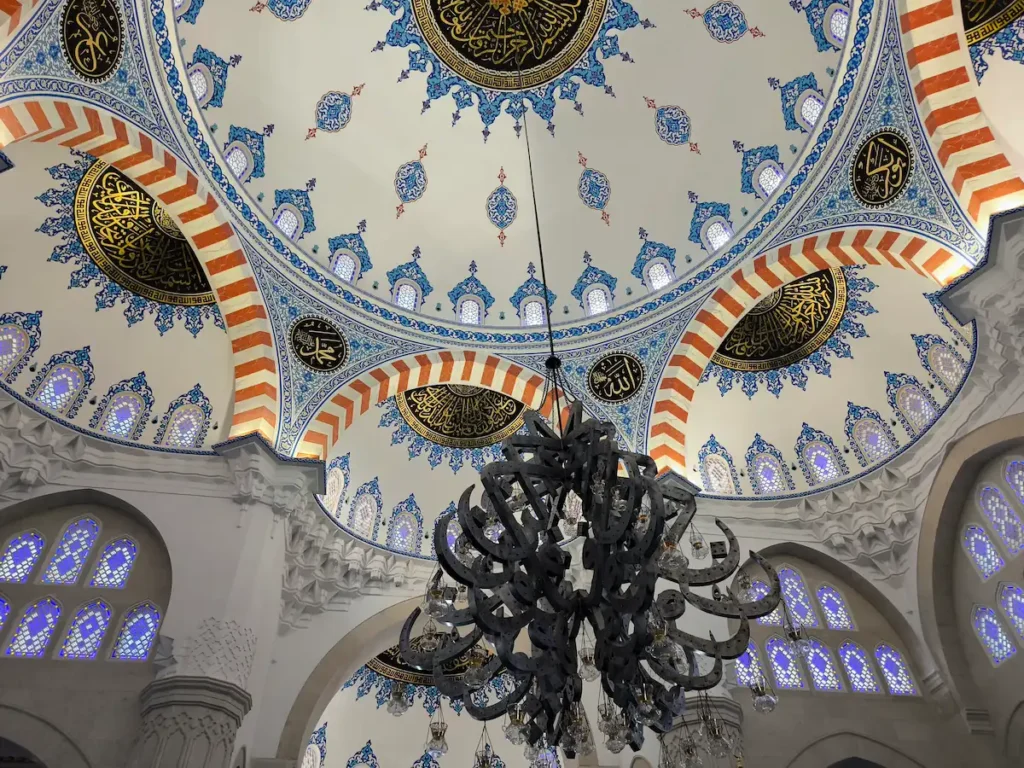 Interior de la Mezquita Namazgah en Tirana, una de las cosas que ver en 1 día en Tirana