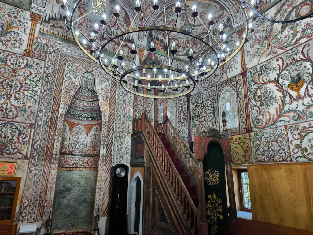 Interior de la Mezquita de Et'hem Bey, una de las más bonitas que ver en Tirana en 1 día