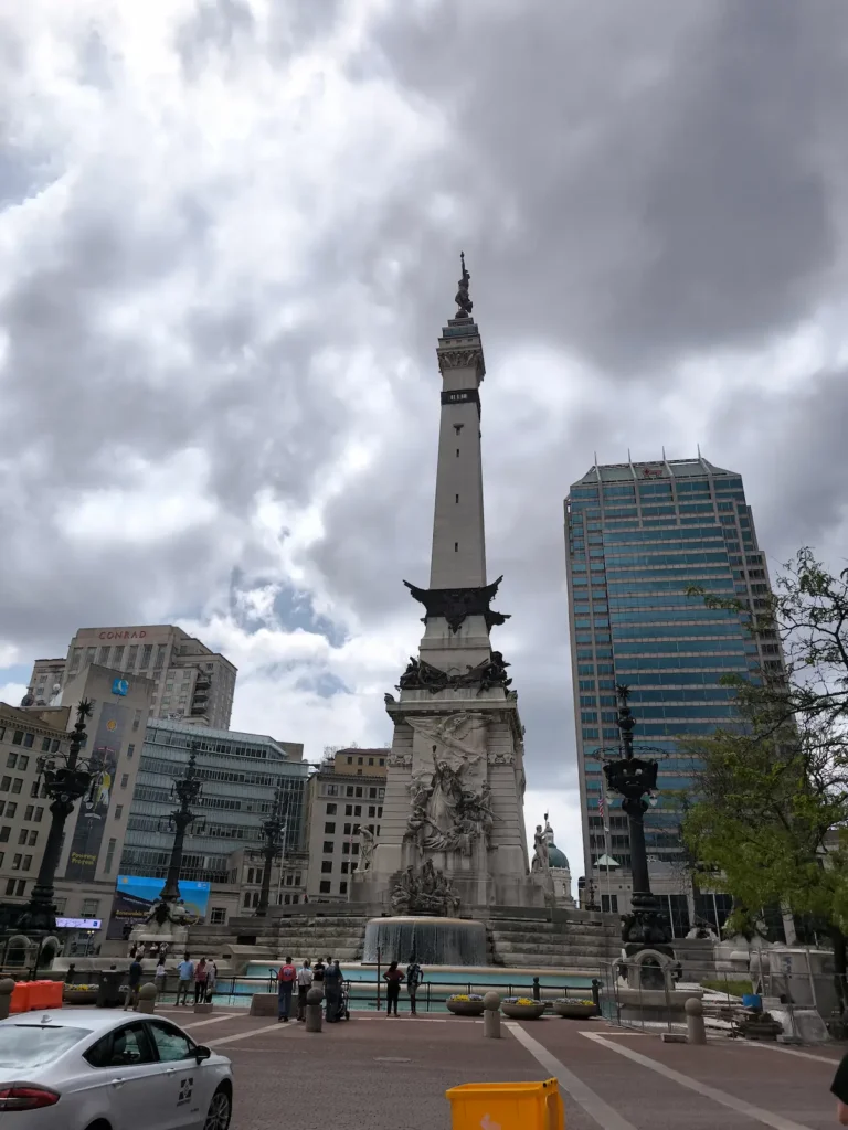 Monument Circle con el Soldiers and Sailors Monument en Indianápolis, EEUU